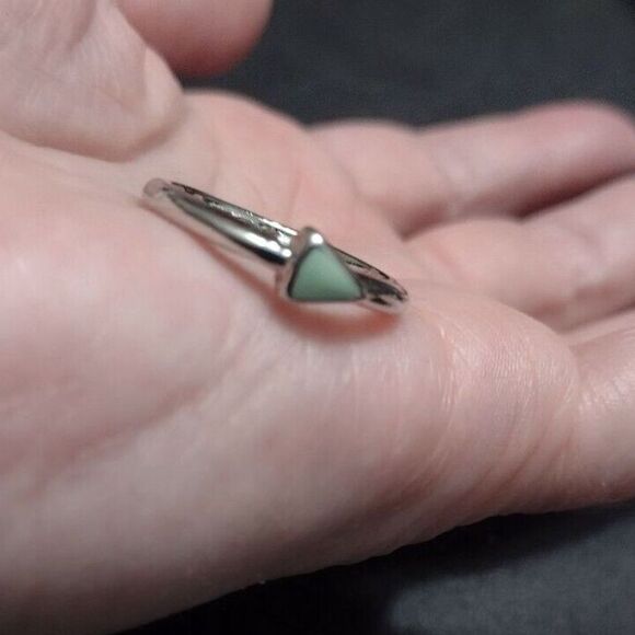 Silver tone green enamel ring size 6.5 - Picture 1 of 9